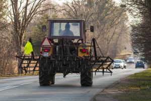 Czy można wyprzedzać traktor na linii ciągłej?
