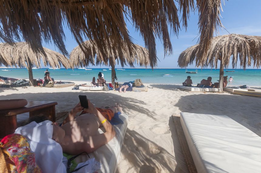 Turyści na plaży