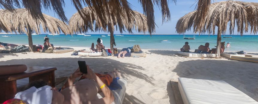 Turyści na plaży