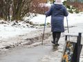 seniorka spaceruje w czasie roztopów