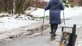 seniorka spaceruje w czasie roztopów