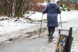 seniorka spaceruje w czasie roztopów