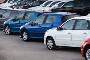 samochody na parkingu 