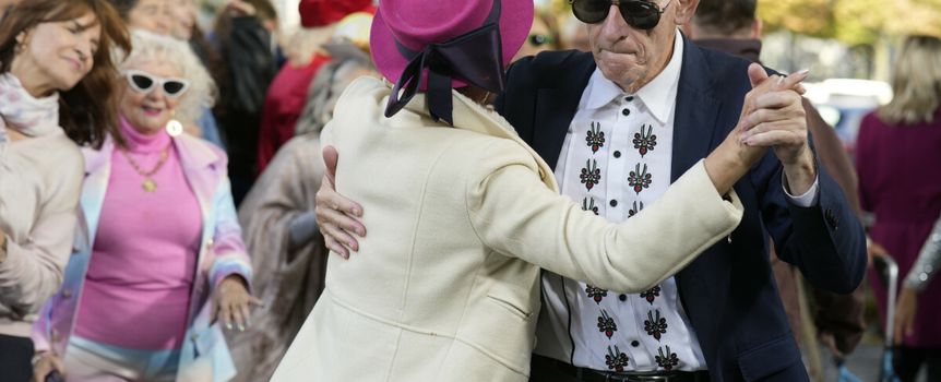 osoby starsze tańczą