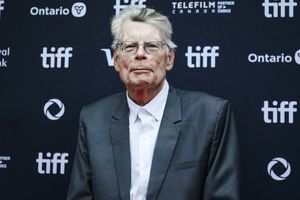 Jest królem literatury grozy. Niewiele osób wie, jakimi pseudonimami się posługiwał
