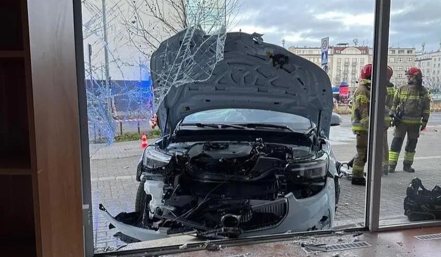 Samochód wjechał w witrynę sklepową w Gdyni