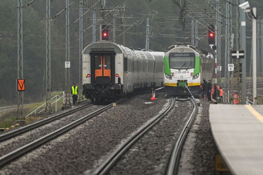 Działania służb przy zniszczonym fragmencie torowiska na trasie Dęblin-Warszawa przy stacji kolejowej Mika