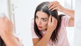 Naukowcy odkryli sposób na odwrócenie siwienia włosów. Chodzi o pewną witaminę