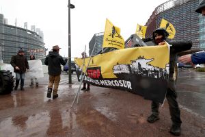 Demonstracja francuskich rolników przed Parlamentem Europejskim