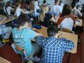 dzieci siedza w szkolnych lawkach 