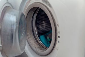 Ani soda, ani ocet. Wrzuć to do pralki, a pleśń zniknie w okamgnieniu