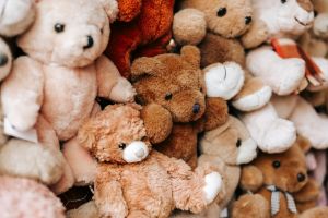 Niebezpieczne zabawki AI. Eksperci ostrzegają rodziców