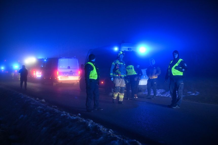  Służby w pobliżu miejsca katastrofy śmigłowca w miejscowości Malawa