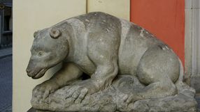 Kamienny niedźwiedź przed Sanktuarium Matki Bożej Łaskawej przy ulicy Świętojańskiej 10