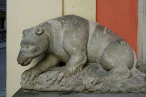 Kamienny niedźwiedź przed Sanktuarium Matki Bożej Łaskawej przy ulicy Świętojańskiej 10