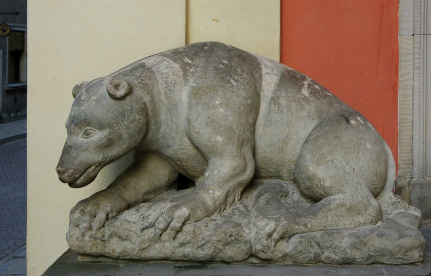 Kamienny niedźwiedź przed Sanktuarium Matki Bożej Łaskawej przy ulicy Świętojańskiej 10