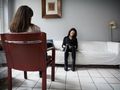 kobieta siedzi na sofie u psychologa