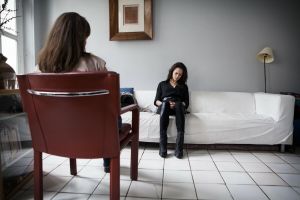 kobieta siedzi na sofie u psychologa