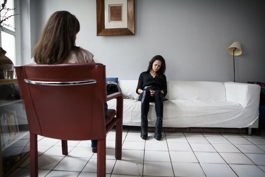 kobieta siedzi na sofie u psychologa