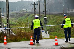 Działania służb przy zniszczonym fragmencie torowiska na trasie Dęblin-Warszawa przy stacji kolejowej w okolicy miejscowości Mika