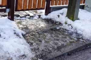 Gołoledź na drogach i chodnikach