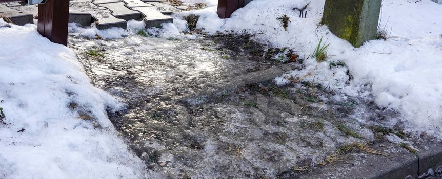 Gołoledź na drogach i chodnikach