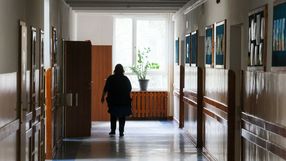 nauczyciel na korytarzu szkolnym 
