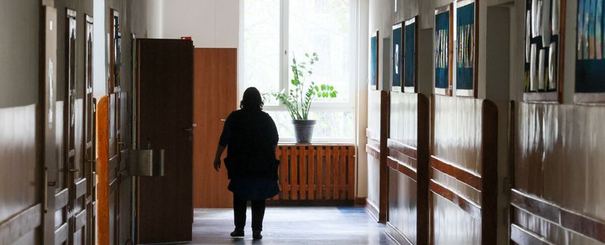 nauczyciel na korytarzu szkolnym 