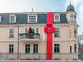 Ozdobiona fasada budynku w Poznaniu na Boże Narodzenie