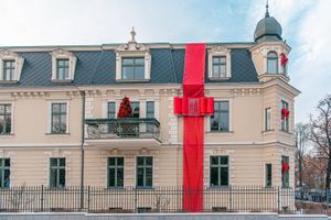 Ozdobiona fasada budynku w Poznaniu na Boże Narodzenie