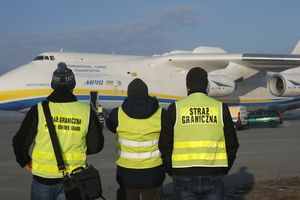 Straż Graniczna na lotnisku w Jasionce (zdjęcie ilustracyjne)
