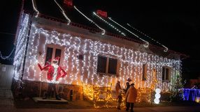 dom ozdobiony lampkami choinkowymi