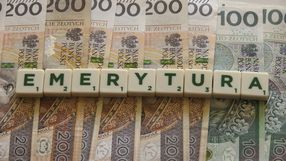 wyraz emerytura ułożony ze scrabble