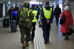Policja na dworcu kolejowym (zdjęcie ilustracyjne)
