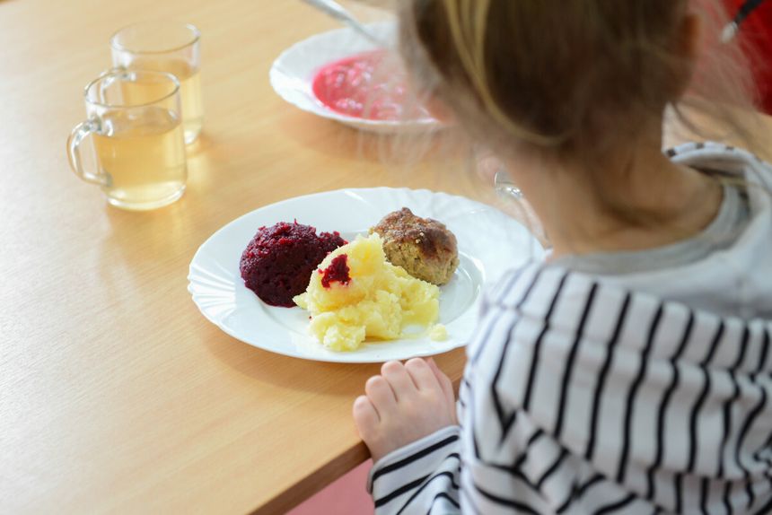 Paluszki rybne to danie serwowane w szkołach. Jaki jest ich skład?