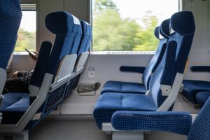 Wagon drugiej klasy, bezprzedzialowy, w pociagu