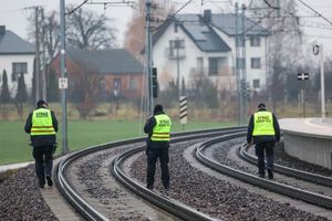 Działania służb w okolicy stacji Mika, gdzie doszło do dywersji