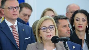 Katarzyna Pełczyńska-Nałęcz i Szymon Hołownia w kapeluszu