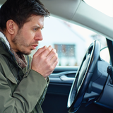 Mężczyzna w samochodzie - materiał poglądowy 