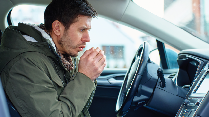 Mężczyzna w samochodzie - materiał poglądowy 