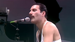 Freddie Mercury podczas koncertu