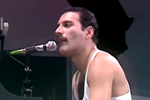 Freddie Mercury podczas koncertu