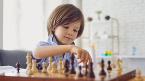 chłopiec gra w szachy
