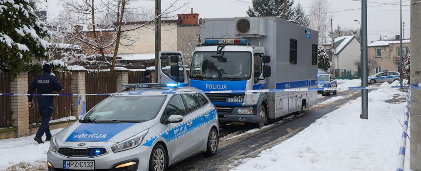 Policja w okolicy domu na warszawskim Targówku, w którym odnaleziono zwłoki dwóch osób