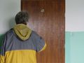 mężczyzna pukający do drzwi
