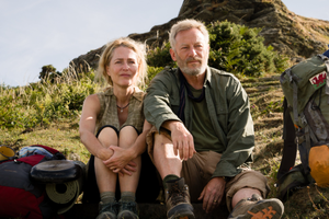 Gillian Anderson i Jason Isaacs w filmie "Ścieżki życia"