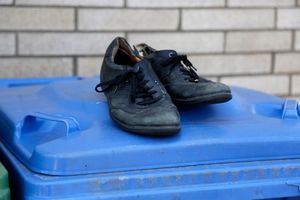 buty na smietniku