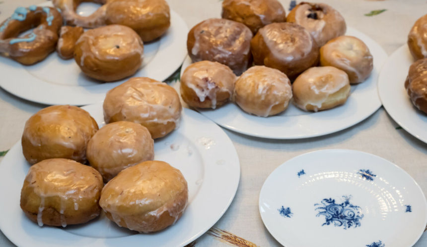 Czemu w Tłusty Czwartek jemy pączki?