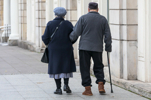 Seniorzy idacy chodnikiem