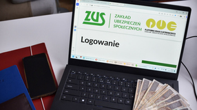 pieniadze, laptop i skladki ZUS.